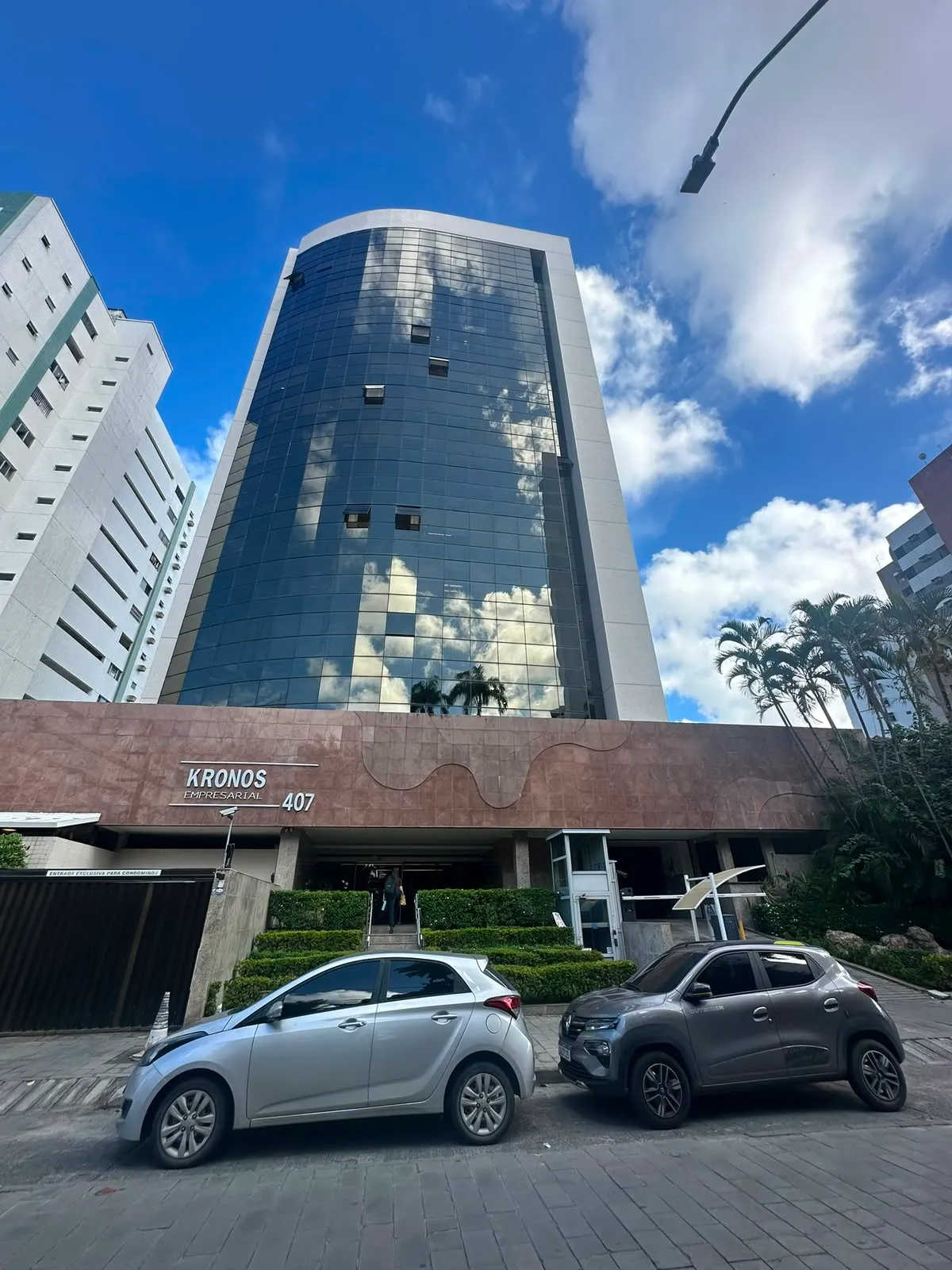 Fachada do Kronos Empresarial, no bairro das Graças, Recife